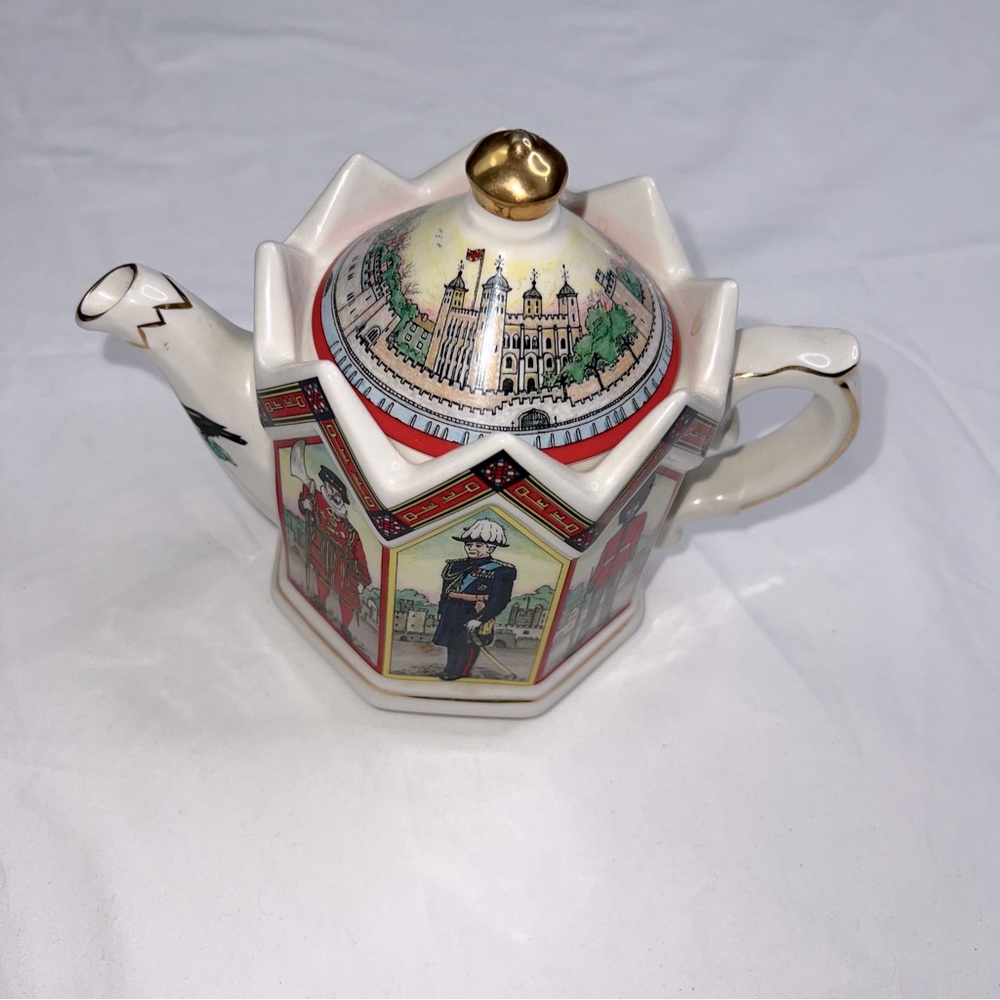 James Sadler England "The Tower of London" Teapot 1980's bone china Decorative.